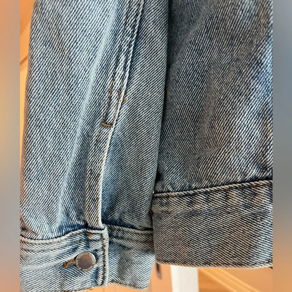 H&M Classic Light Wash Denim Jean Jacket - Picture 9 of 10